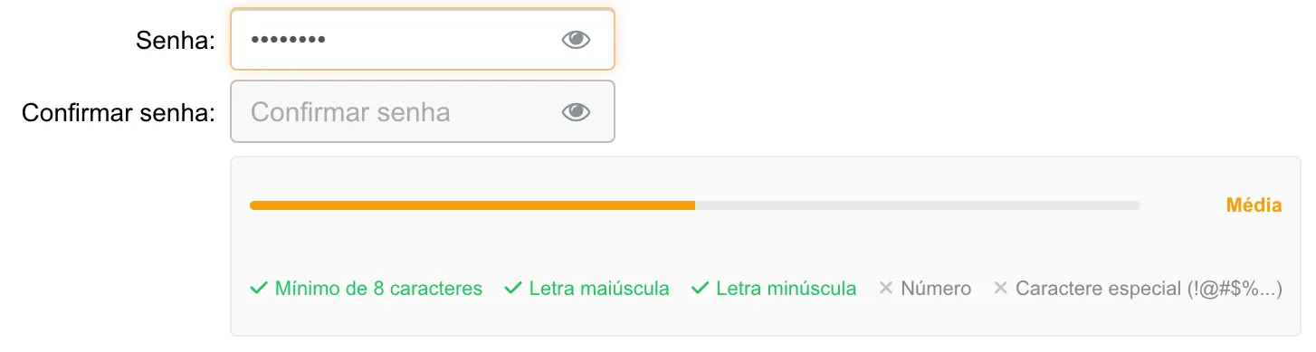 Campo Senha preenchido com o indicador de força Média e a lista de requisitos: mínimo de 8 caracteres, letra maiúscula e minúscula atendidas, número e caractere especial pendentes